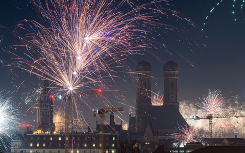 Feuerwerk über der Münchner Innenstadt. Zu einer privaten Party auf der Ludwigstraße kamen etwa 10.000 Leute. - Foto: Peter Kneffel/dpa