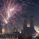 Feuerwerk über der Münchner Innenstadt. Zu einer privaten Party auf der Ludwigstraße kamen etwa 10.000 Leute. - Foto: Peter Kneffel/dpa