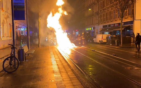 In Leipzig löscht die Feuerwehr ein Feuer in der Silvesternacht. - Foto: Silvio Bürger/dpa-Zentralbild/dpa