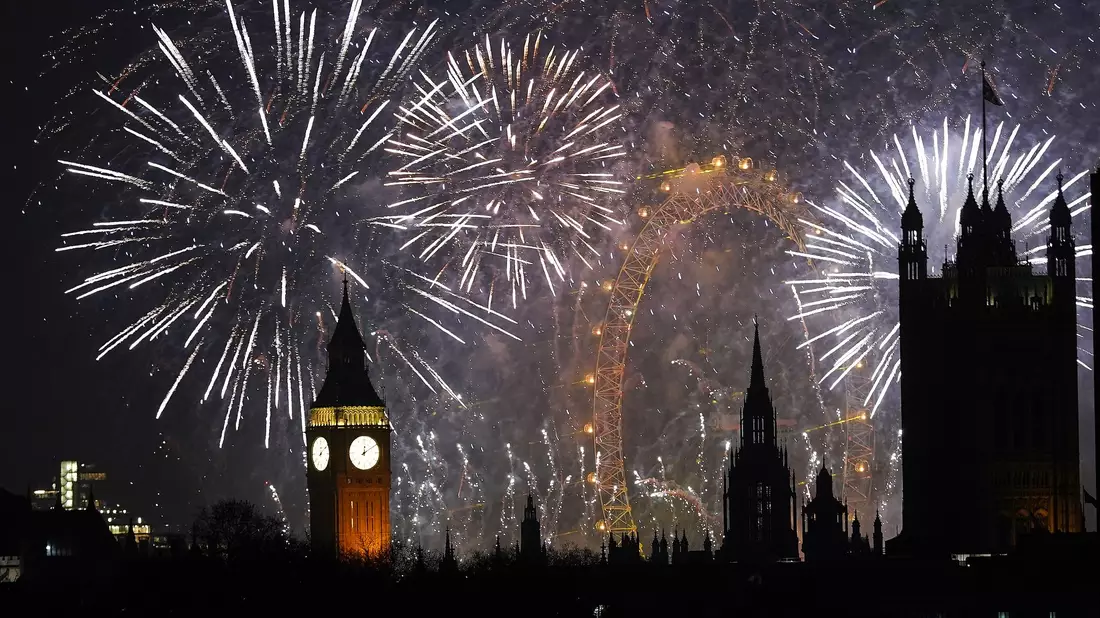 Mehr als Hunderttausend Menschen haben das neue Jahr mit einem Mega-Feuerwerk in London begrüßt. - Bild: Alberto Pezzali/AP/dpa