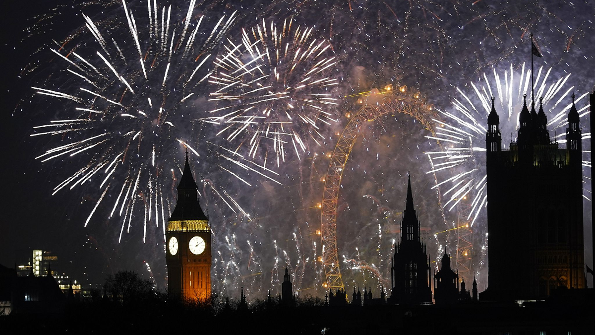 Mehr als Hunderttausend Menschen haben das neue Jahr mit einem Mega-Feuerwerk in London begrüßt. - Foto: Alberto Pezzali/AP/dpa