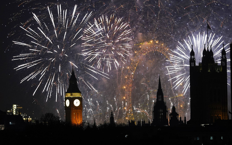 Mehr als Hunderttausend Menschen haben das neue Jahr mit einem Mega-Feuerwerk in London begrüßt. - Foto: Alberto Pezzali/AP/dpa Mehr als Hunderttausend Menschen haben das neue Jahr mit einem Mega-Feuerwerk in London begrüßt. - Foto: Alberto Pezzali/AP/dpa