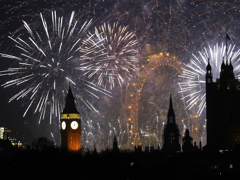 Mehr als Hunderttausend Menschen haben das neue Jahr mit einem Mega-Feuerwerk in London begrüßt. - Foto: Alberto Pezzali/AP/dpa