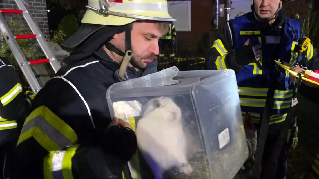 FW Celle: Dachstuhlbrand in Groß Hehlen - Celler Feuerwehr im Großeinsatz - Bild: presseportal.de