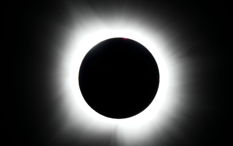 Eine totale Sonnenfinsternis ist ein beeindruckendes Schauspiel. (Illustration) - Foto: Julio Cortez/AP/dpa
