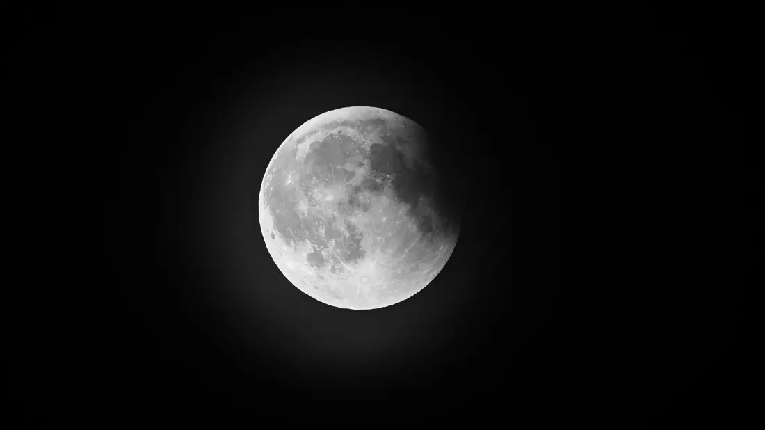 Wenn sich der Mond verdunkelt: Auch 2026 steht eine Mondfinsternis an. (Illustration) - Bild: Friso Gentsch/dpa