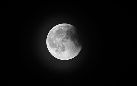 Wenn sich der Mond verdunkelt: Auch 2026 steht eine Mondfinsternis an. (Illustration) - Foto: Friso Gentsch/dpa