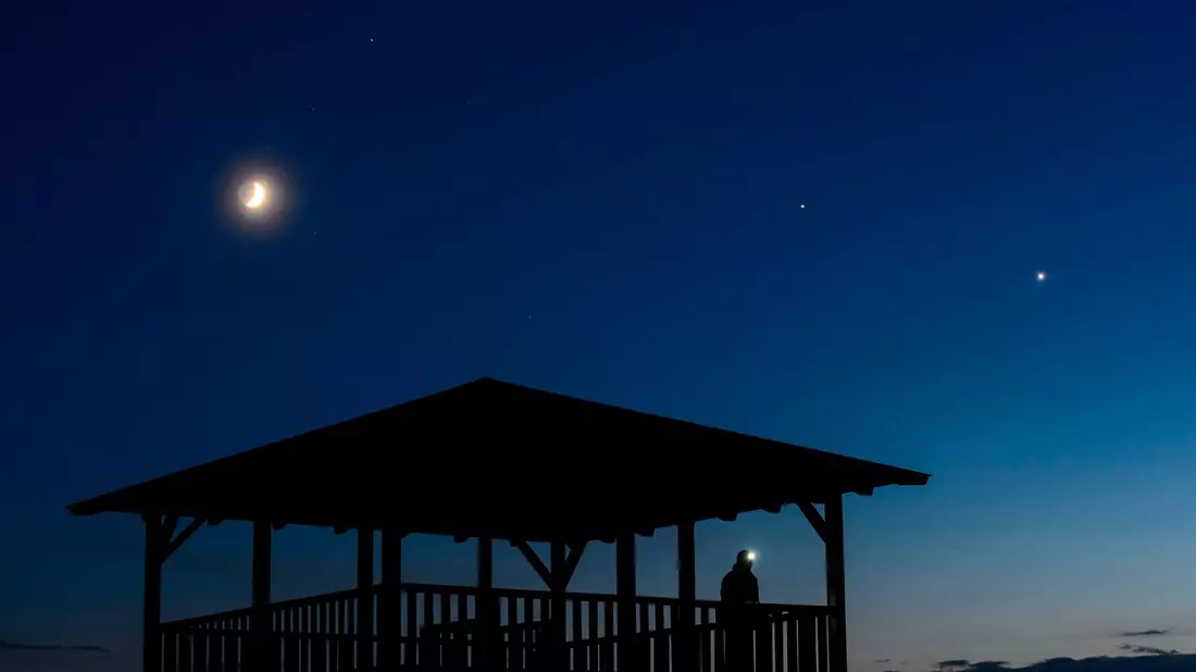 Planeten wie Jupiter und Venus lassen sich zeitweise blicken. (Illustration) - Bild: Peter Komka/MTI/dpa