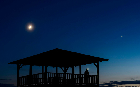 Planeten wie Jupiter und Venus lassen sich zeitweise blicken. (Illustration) - Foto: Peter Komka/MTI/dpa