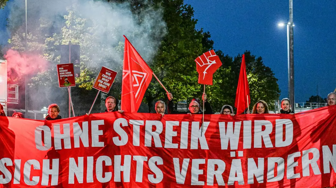 Viele Menschen haben Sorge um ihren Arbeitsplatz wie hier Beschäftigte beim Zulieferer Bosch, der Tausende Arbeitsplätze streichen will (Archivbild) - Bild: Jason Tschepljakow/dpa