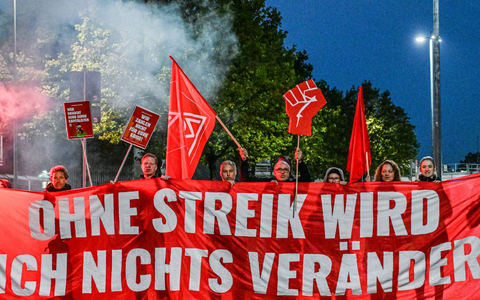 Viele Menschen haben Sorge um ihren Arbeitsplatz wie hier Beschäftigte beim Zulieferer Bosch, der Tausende Arbeitsplätze streichen will (Archivbild) - Foto: Jason Tschepljakow/dpa