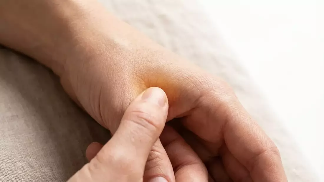 Akupressur-Punkt Lunge 10: Der natürliche Kater-Killer für 2026 - Bild: über boerse-global.de