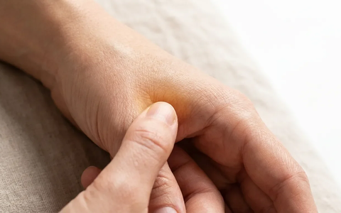 Akupressur-Punkt Lunge 10: Der natürliche Kater-Killer für 2026 - Foto: über boerse-global.de