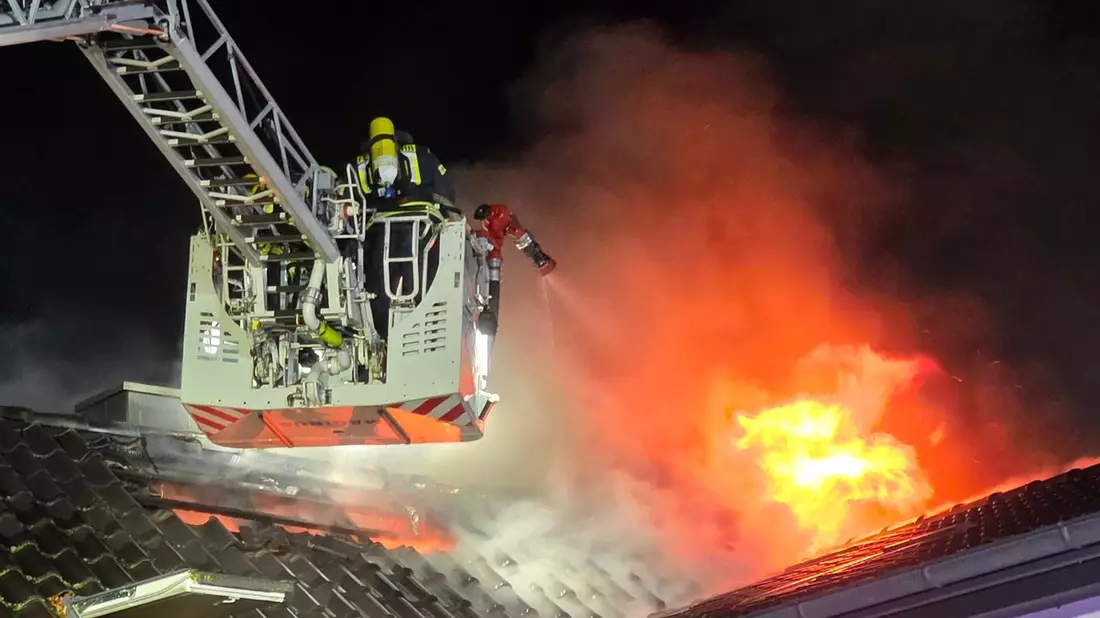 FW Celle: Dachstuhlbrand in Groß Hehlen - Einsatzende (Gesamtbericht) - Bild: presseportal.de