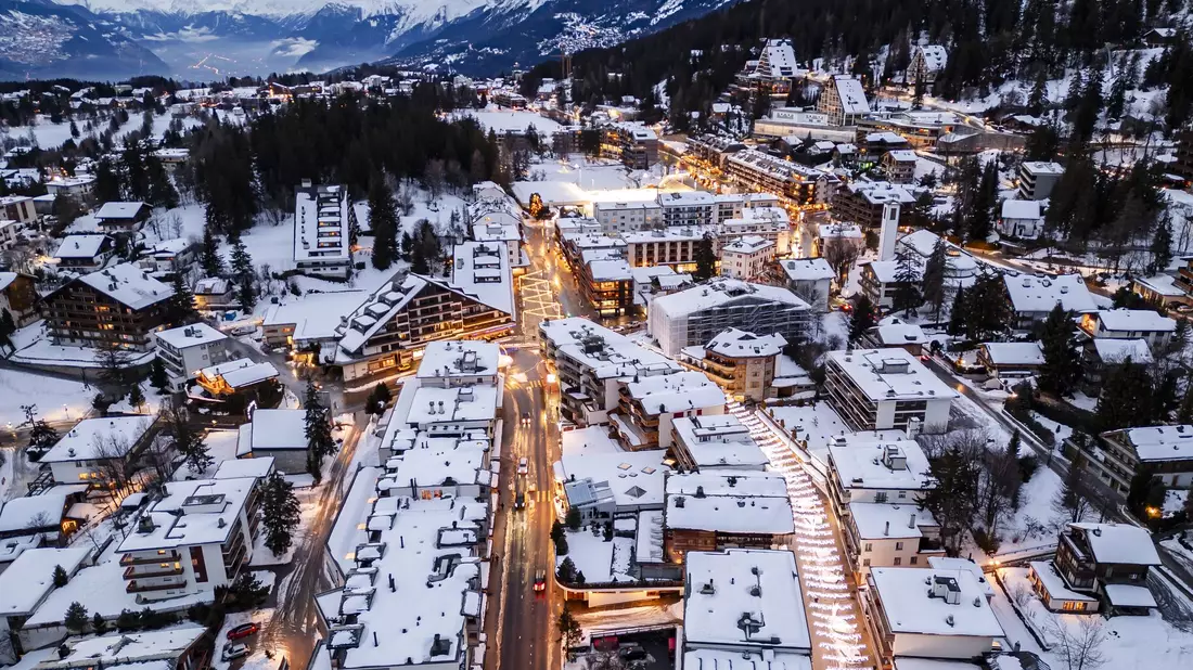 Der noble Skiort Crans-Montana auf 1.500 Metern Höhe. - Bild: Jean-Christophe Bott/KEYSTONE/dpa