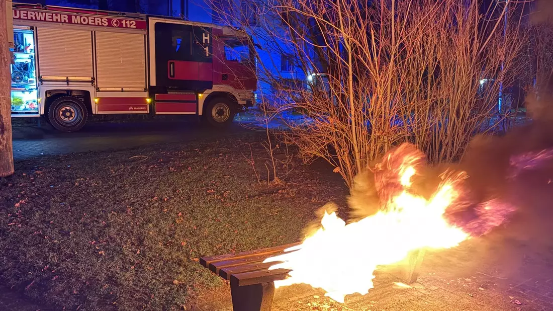 FW Moers: Einsatzreiche Silvesternacht für die Feuerwehr Moers - Bild: presseportal.de