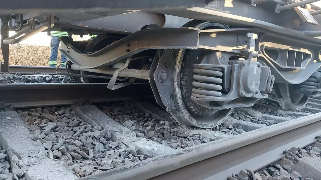 Bundespolizeidirektion München: Kesselwagen mit Gefahrgut entgleist / Kein Gefahrgut-Austritt bei Bahnunfall / Auswirkungen auf Bahnbetrieb gravierend / Gesamtschaden in Millionenhöhe - Bild: presseportal.de