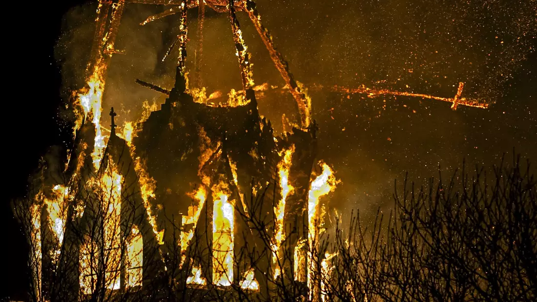 In der Silvesternacht ist die Vondelkirche in Amsterdam in Brand geraten. - Bild: Remko De Waal/ANP/dpa