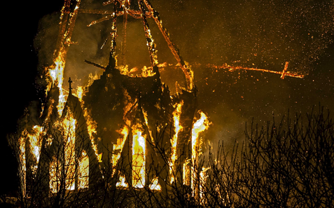 In der Silvesternacht ist die Vondelkirche in Amsterdam in Brand geraten. - Foto: Remko De Waal/ANP/dpa