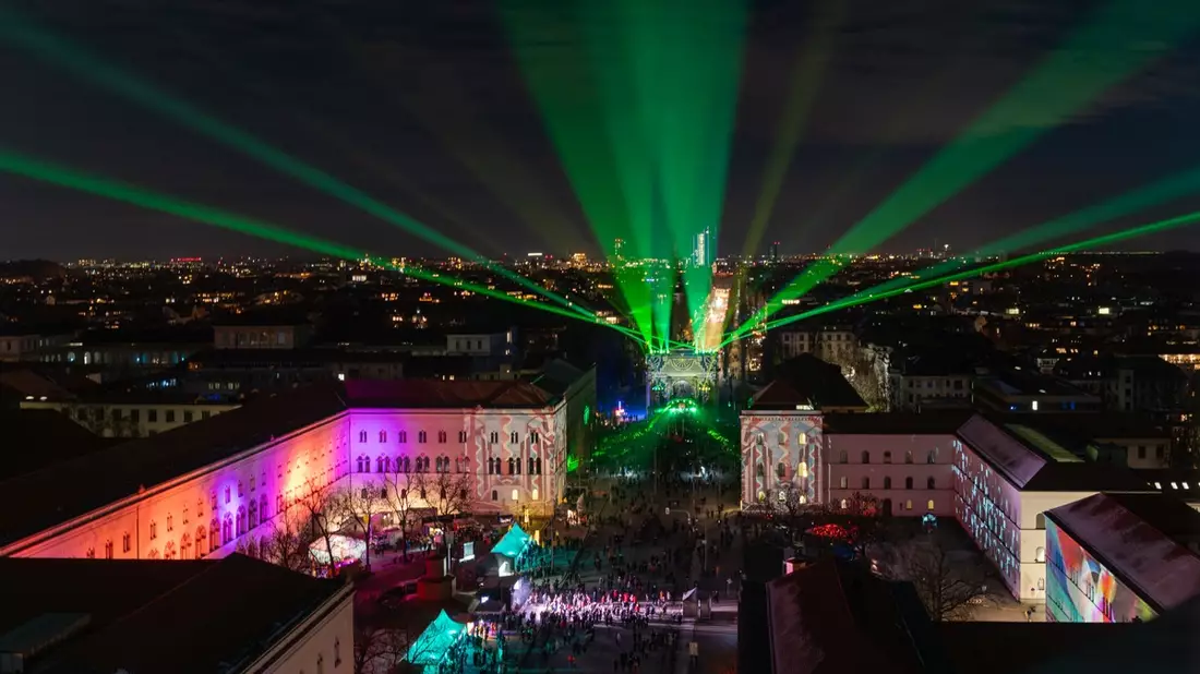 Silvestermeile München: Livemusik, Lichtprojektionen und keine Zwischenfälle. 10 000 feiern die Premiere von Münchens großer Silvesterparty - Bild: presseportal.de