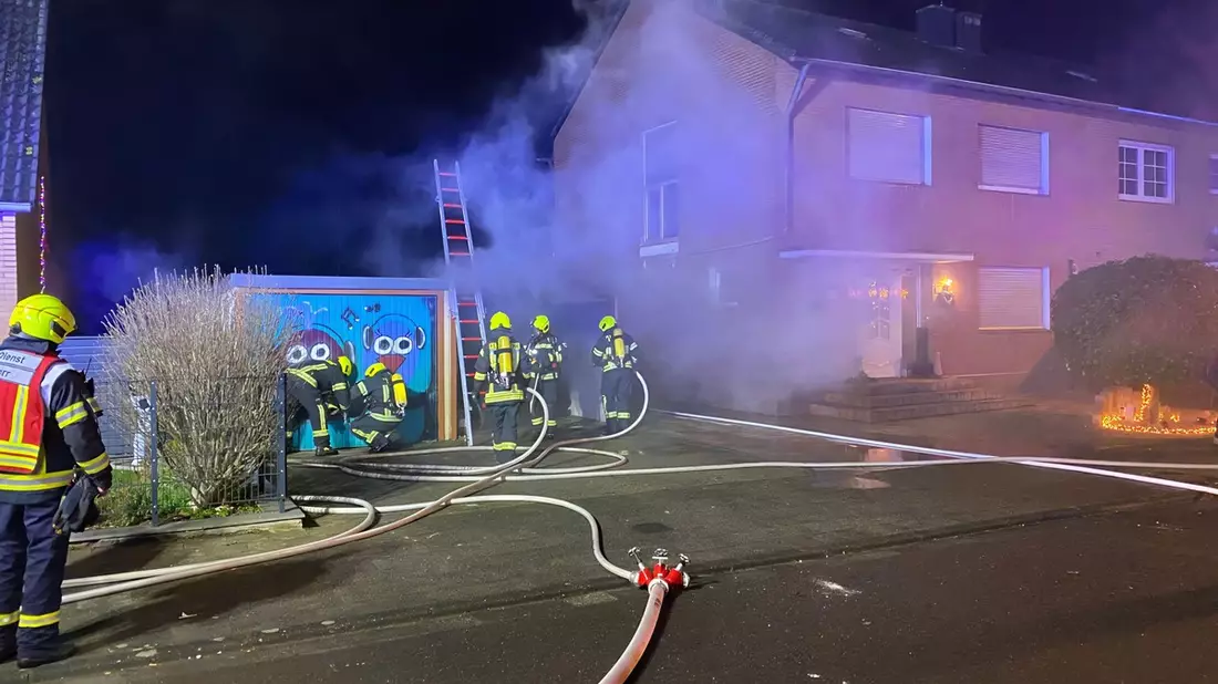 FW Bergheim: Silvesterbilanz der Feuerwehr Bergheim - Mehrere Kleinbrände und ein Garagenbrand im Bergheimer Stadtgebiet - Bild: presseportal.de