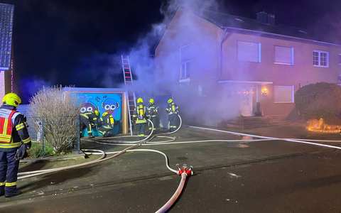 FW Bergheim: Silvesterbilanz der Feuerwehr Bergheim - Mehrere Kleinbrände und ein Garagenbrand im Bergheimer Stadtgebiet - Foto: presseportal.de