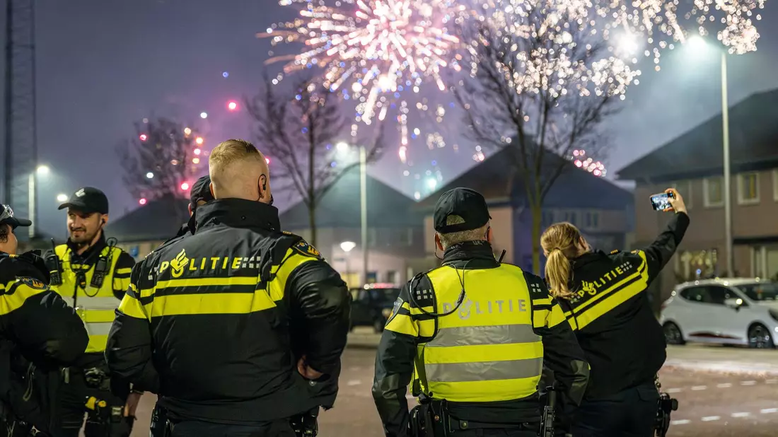 In einigen niederländischen Städten wurde die Polizei mit Böllern beworfen. - Bild: Laurens Niezen/ANP/dpa