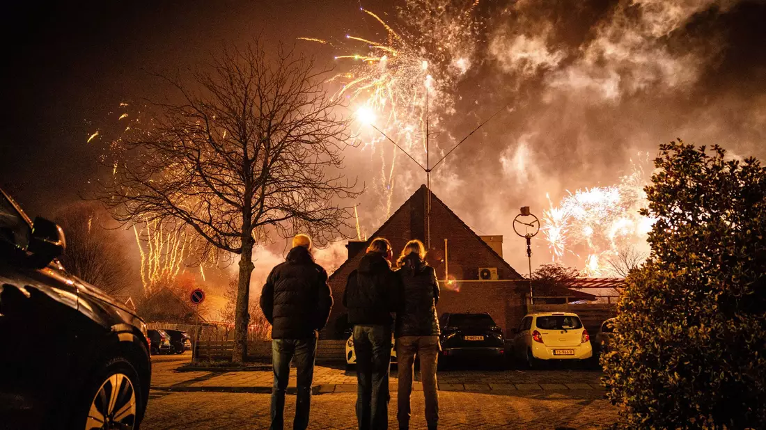 Zum letzten Mal durften die Menschen in den Niederlanden in der Silvesternacht Böller und Raketen zünden. - Bild: Jeffrey Groeneweg/ANP/dpa