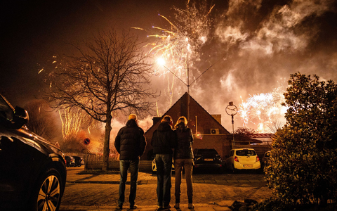 Zum letzten Mal durften die Menschen in den Niederlanden in der Silvesternacht Böller und Raketen zünden. - Foto: Jeffrey Groeneweg/ANP/dpa