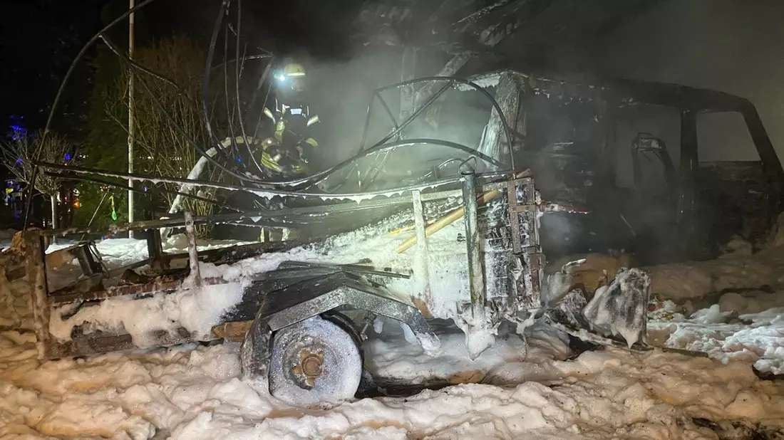 FW Lüchow-Dannenberg: +++ Einsatzreiche Silvesternacht für die Feuerwehren in Lüchow-Dannenberg +++ Wohnhäuser in Gefahr +++ Wohnhaus in Zernien unbewohnbar +++ Feuerwehr bis in die Mittagsstunden im Einsatz +++ - Bild: presseportal.de