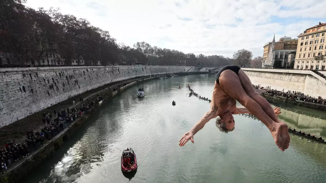 Wie jedes Jahr verfolgten zahlreiche Schaulustige das traditionelle Neujahrsspektakel vom Wasser in Ruderbooten oder vom Ufer aus.  - Bild: Andrew Medichini/AP/dpa