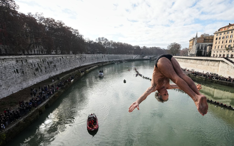 Wie jedes Jahr verfolgten zahlreiche Schaulustige das traditionelle Neujahrsspektakel vom Wasser in Ruderbooten oder vom Ufer aus.  - Foto: Andrew Medichini/AP/dpa