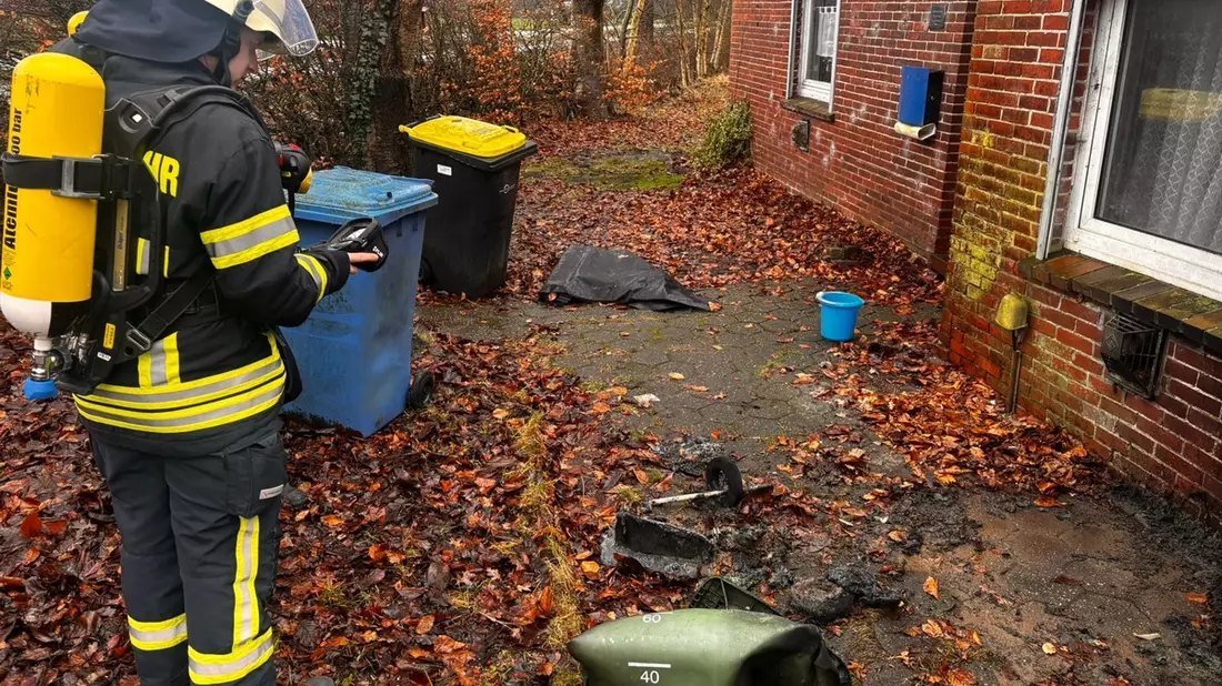 FW-AUR: Abfalltonne nach Ascheeinwurf runtergebrannt - Bild: presseportal.de