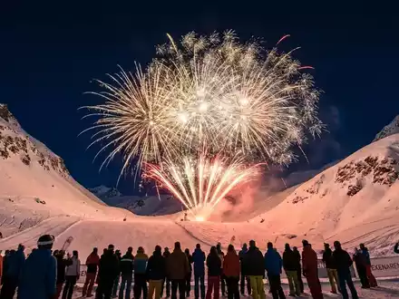 Zürs startet Neujahr mit Ed-Sheeran-Klangfeuerwerk - Foto: über boerse-global.de