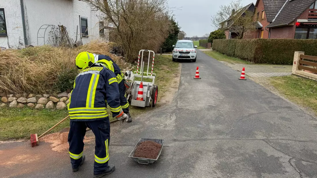 FW Flotwedel: Ölspur sorgt für Einsatz am Neujahrstag - Bild: presseportal.de