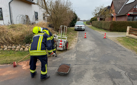 FW Flotwedel: Ölspur sorgt für Einsatz am Neujahrstag - Foto: presseportal.de