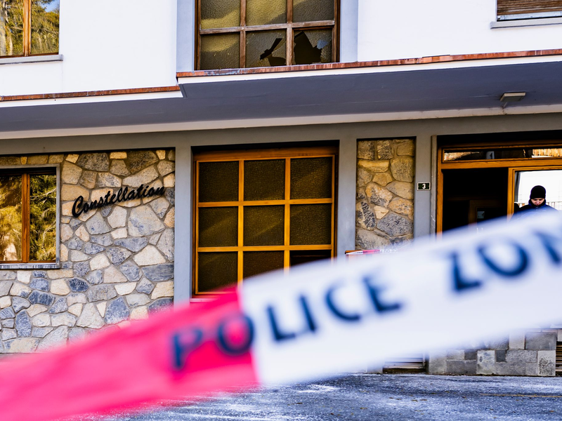 Ein Blumen- und Kerzenmeer erinnert an Tote und Verletzte in der Nähe des Brandortes.  - Foto: Jean-Christophe Bott/KEYSTONE/dpa