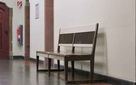 Sitzbank in einem Landgericht (Archiv) - Foto: über dts Nachrichtenagentur