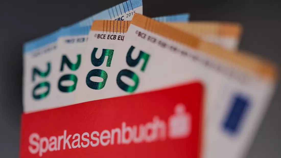 Sparbücher, Tagesgeldkonten, Bargeld: Für gewaltige Geldbeträge gibt es wenig oder gar keine Zinsen. (Symbolbild) - Bild: Oliver Berg/dpa
