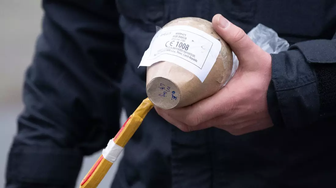 Im Fall eines schwerstverletzten Kindes in Berlin wird vermutet, dass eine illegale Kugelbombe im Spiel gewesen sein könnte. (Archivbild) - Bild: Sebastian Kahnert/dpa