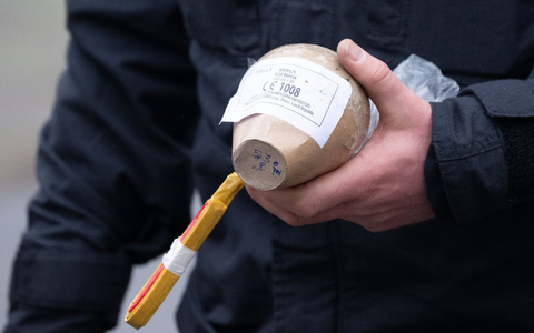 Im Fall eines schwerstverletzten Kindes in Berlin wird vermutet, dass eine illegale Kugelbombe im Spiel gewesen sein könnte. (Archivbild) - Foto: Sebastian Kahnert/dpa