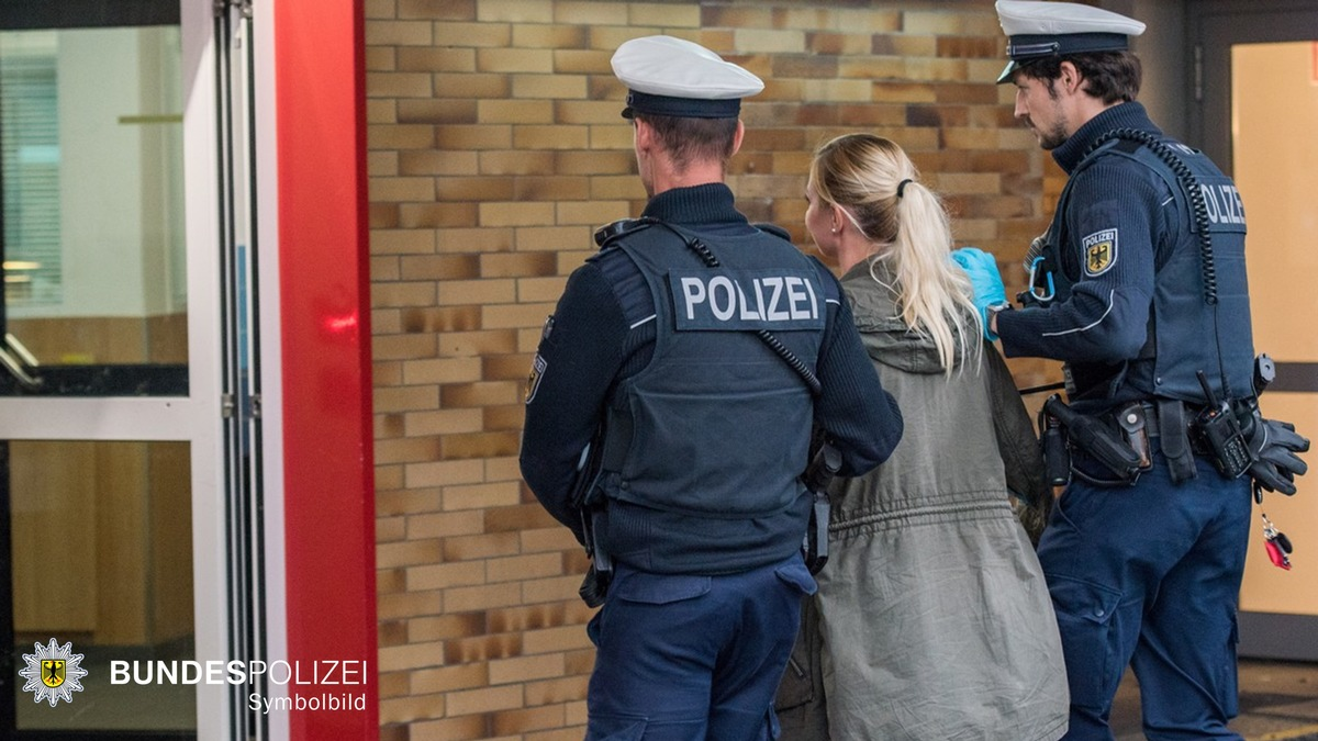Bundespolizeidirektion München: Missgeschick führt zu Schlägerei / Zwei Frauen greifen 32-Jährigen an - Foto: presseportal.de