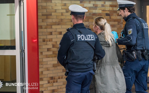Bundespolizeidirektion München: Missgeschick führt zu Schlägerei / Zwei Frauen greifen 32-Jährigen an - Foto: presseportal.de