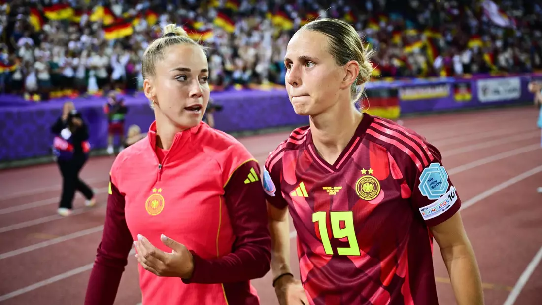 Kapitänin Giulia Gwinn und Klara Bühl: Die WM 2027 schon im Blick. (Archivbild)  - Bild: Sebastian Christoph Gollnow/dpa