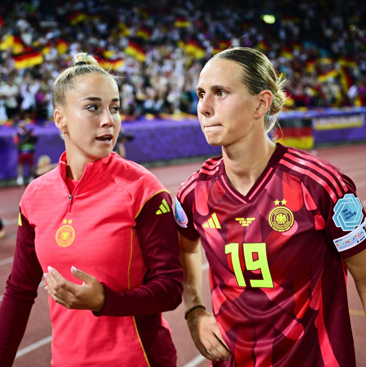 Kapitänin Giulia Gwinn und Klara Bühl: Die WM 2027 schon im Blick. (Archivbild)  - Foto: Sebastian Christoph Gollnow/dpa