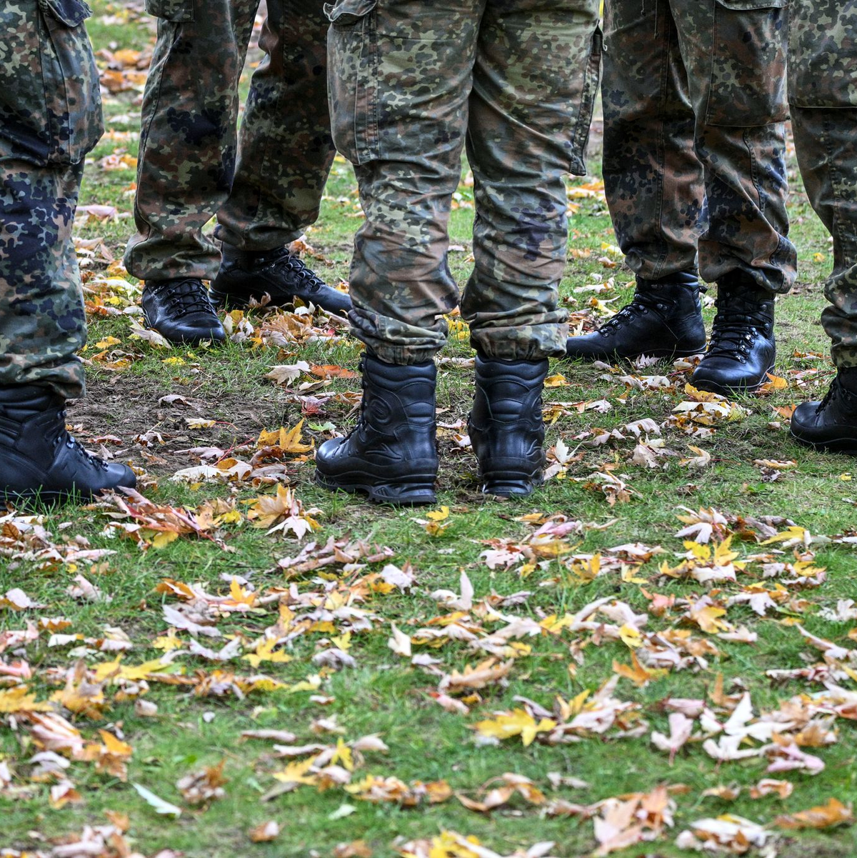 700.000 Frauen und Männer ab dem Geburtsjahrgang 2008 erhalten in diesen Tagen einen Fragebogen. (Archivbild)  - Foto: Jens Kalaene/dpa