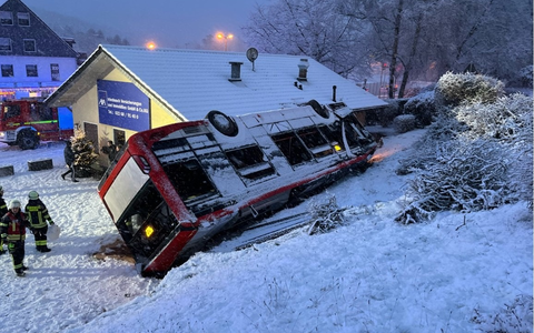 POL-RBK: Kürten - Linienbus rutscht Hang hinunter - drei Personen verletzt - Foto: presseportal.de