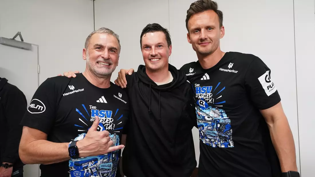 Hamburgs früherer Sportvorstand Stefan Kuntz (l-r), HSV-Trainer Merlin Polzin und Claus Costa, Sportdirektor, feiern den Aufstieg in die 1. Bundesliga. (Archivbild) - Bild: Marcus Brandt/dpa