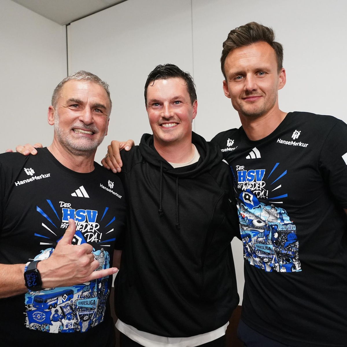 Hamburgs früherer Sportvorstand Stefan Kuntz (l-r), HSV-Trainer Merlin Polzin und Claus Costa, Sportdirektor, feiern den Aufstieg in die 1. Bundesliga. (Archivbild) - Foto: Marcus Brandt/dpa