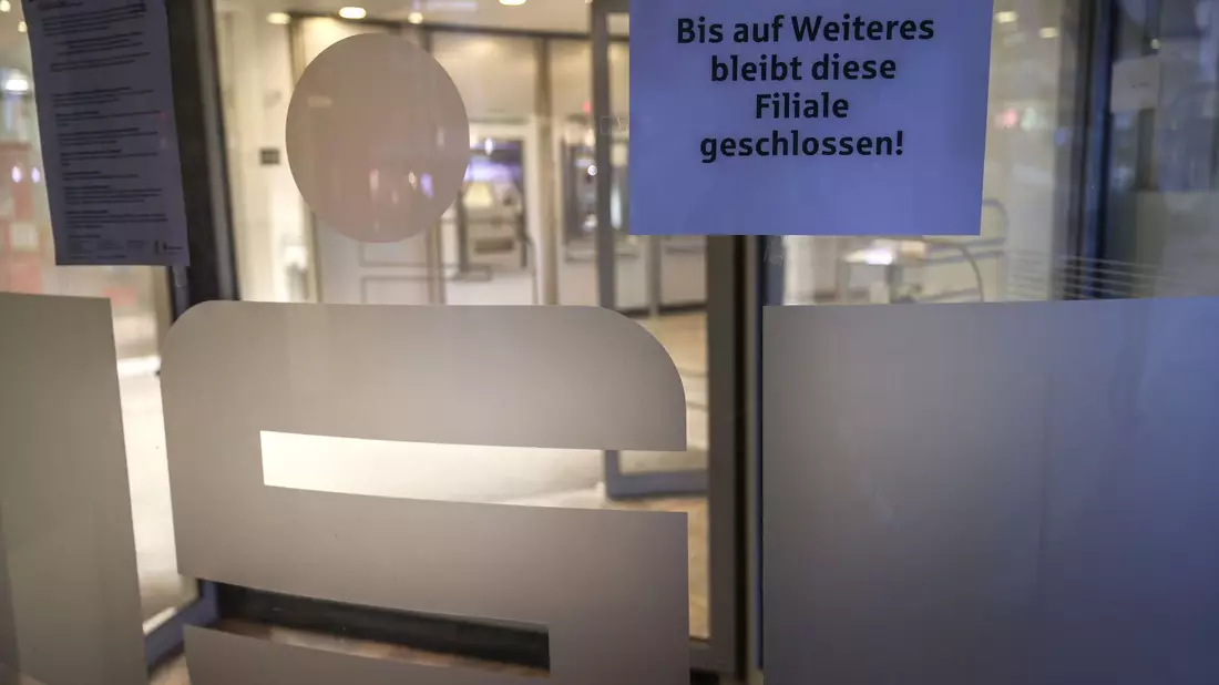 Ein Absperrband der Polizei hängt vor der Sparkasse in Gelsenkirchen-Buer. Unbekannte hatten dort Beute in Millionenhöhe gemacht. (Archivbild) - Bild: Oliver Berg/dpa